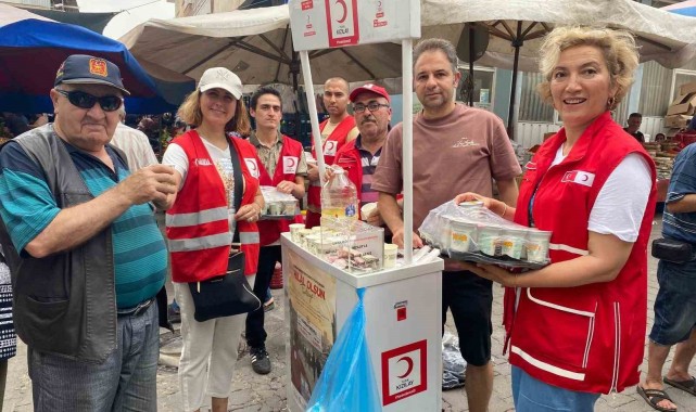 Kızılay'dan pazarcı esnafına limonata ayran ikramı