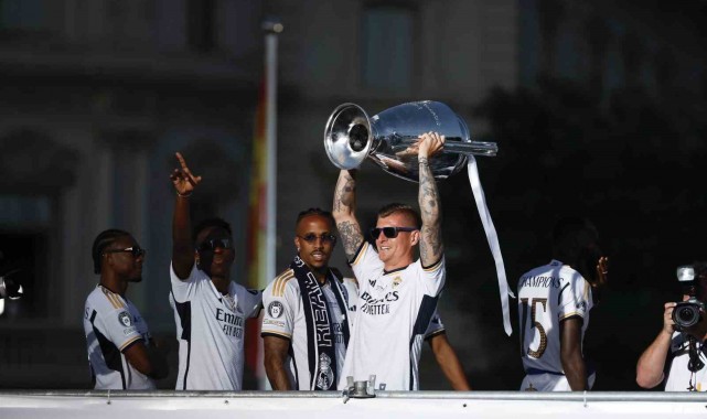 Real Madrid, Şampiyonlar Ligi kupasıyla şehir turu attı
