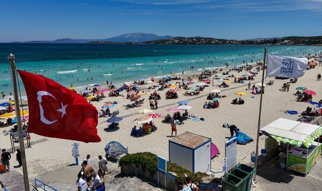 Turizm merkezi Çeşme'de yoğunluk yaşanıyor