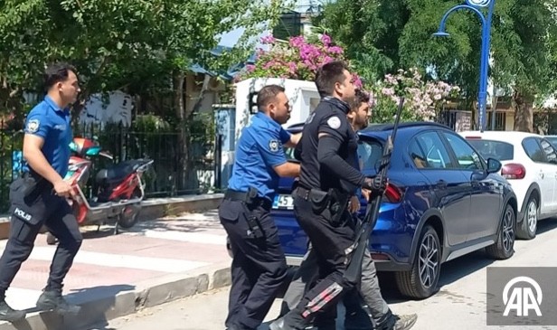 Manisa'da sokaktaki silahlı kavgada balkondaki kadın vurularak yaralandı