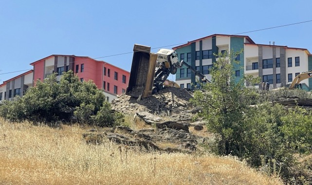 Manisa'da moloz boşaltan kamyon havada asılı kaldı