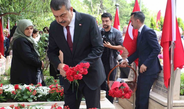 Milli Eğitim Bakanı Tekin, 15 Temmuz Şehitliği'ni ziyaret etti