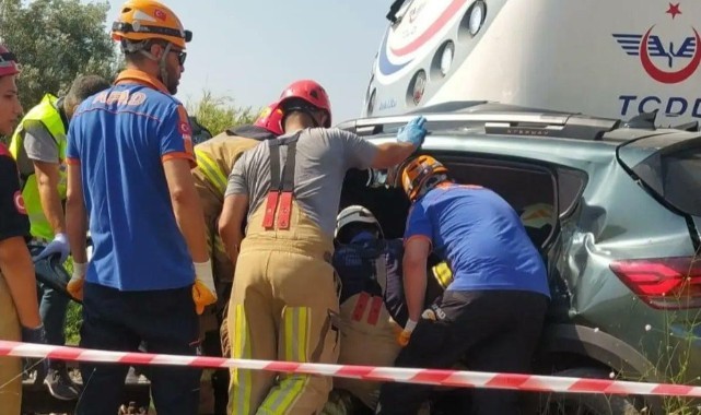 Yolcu treni hemzemin geçitte otomobile çarptı: 3 ölü