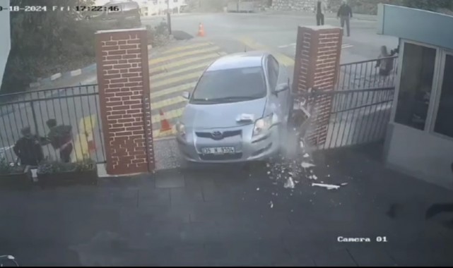 Aynı okulda ikinci kaza: Araç okul kapısını kırdı, çocuklar ve veliler son anda kurtuldu