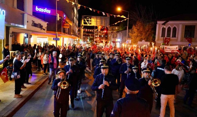İzmir'de cumhuriyet coşkusu ile fener alayı