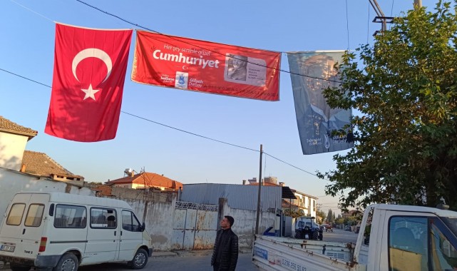 Manisa'da meydanlar bayrak ve Atatürk posterleriyle donatıldı