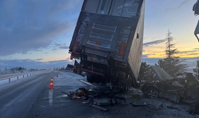 3 aracın karıştığı trafik kazasında 30 kişi yaralandı