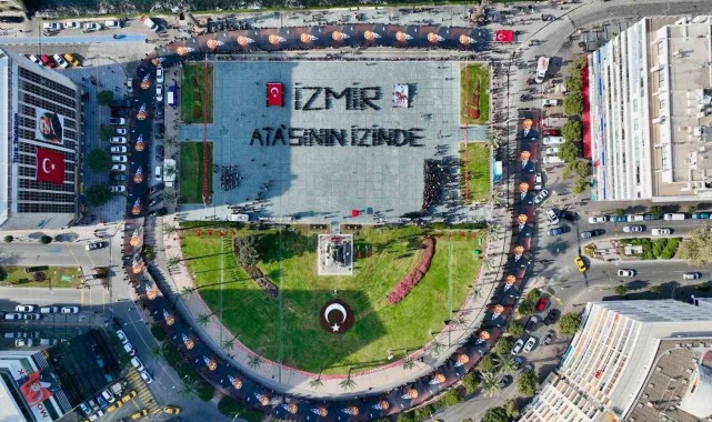 350 metrelik posterle "Ata'ya Saygı Yürüyüşü" düzenledi