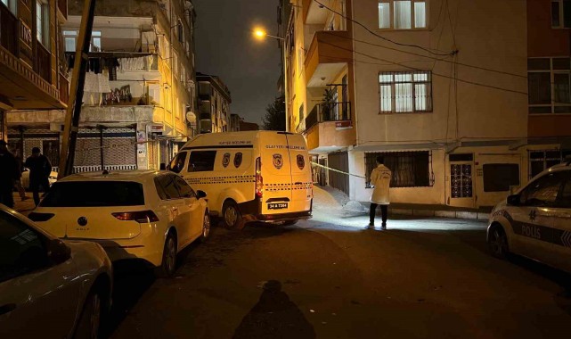 Bağcılar'da izinsiz gösteri yapan grup polise taşla saldırdı