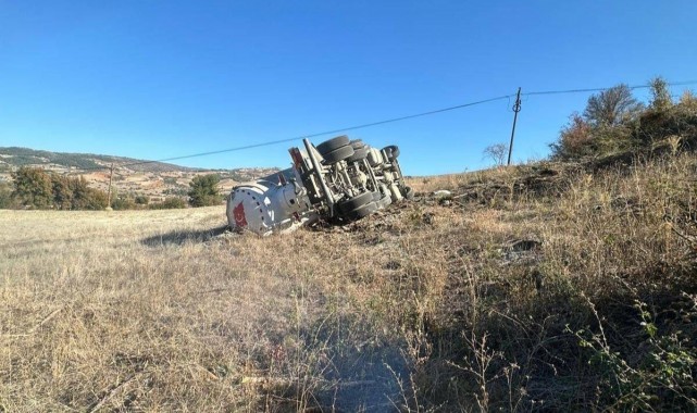Freni boşalan beton mikseri yoldan çıktı!