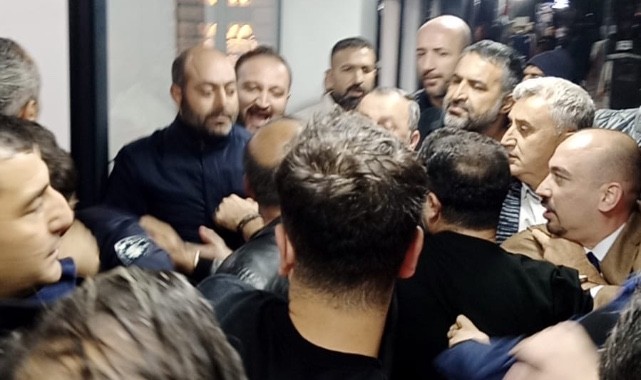 Manisa Büyükşehir Meclisinde Gerginlik MHP ve AK Parti Meclisi Terk Etti