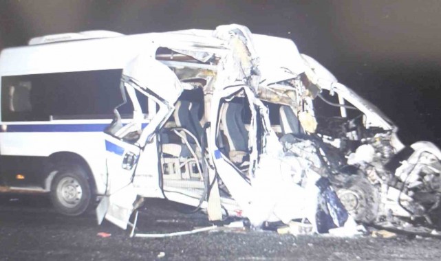 Manisa'da feci kaza: Kamyon ile minibüs çarpıştı: 1 ölü, 2 yaralı!