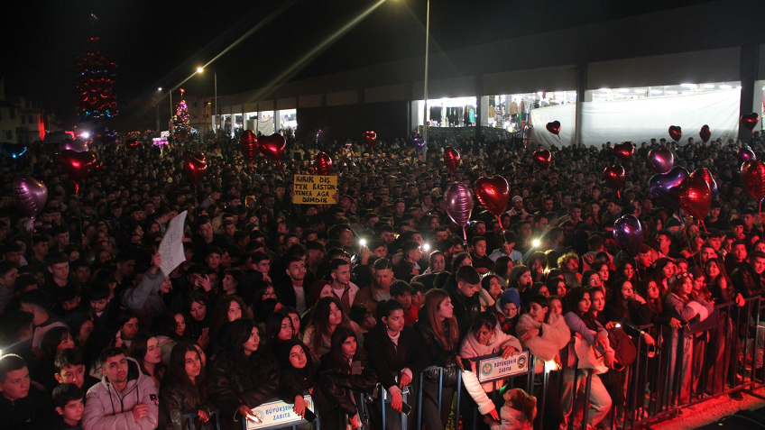 Kula Alışveriş Festivali'nin ikinci gününde Yener Çevik sahne aldı