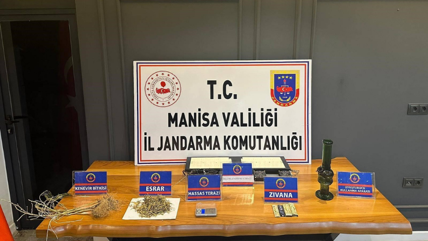 Evinde iklimlendirme sistemiyle kenevir yetiştirmiş