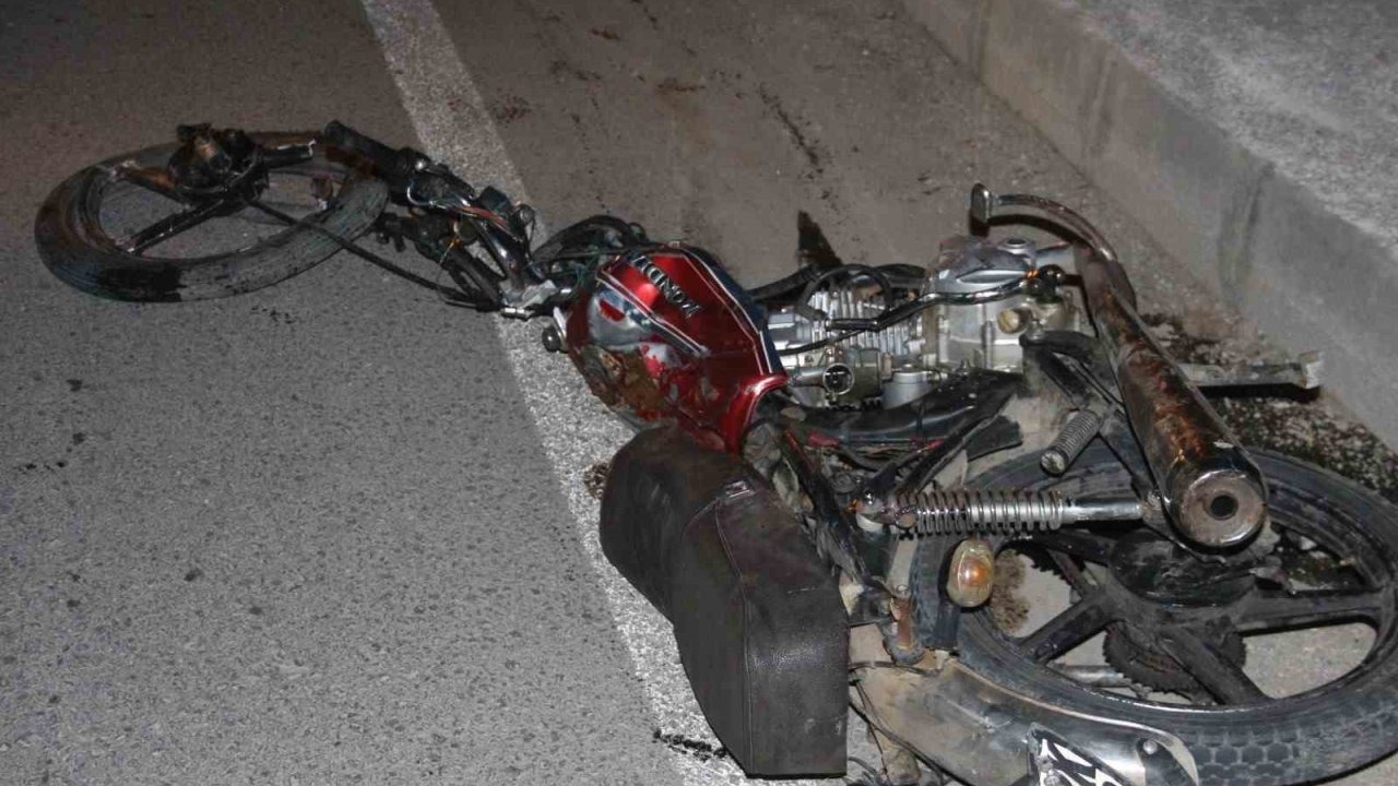 Ege'de feci kaza, Hafif ticari araçla çarpışan motosiklet parçalandı: 2 kişi öldü!