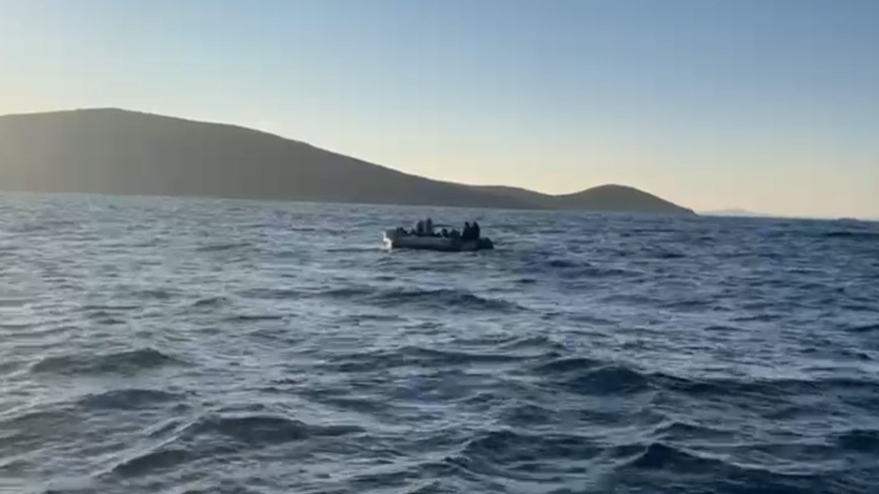 Çeşme açıklarında 30 düzensiz göçmen kurtarıldı