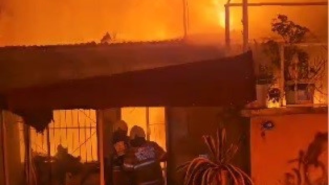 İzmir’de bir ev alev alev yandı