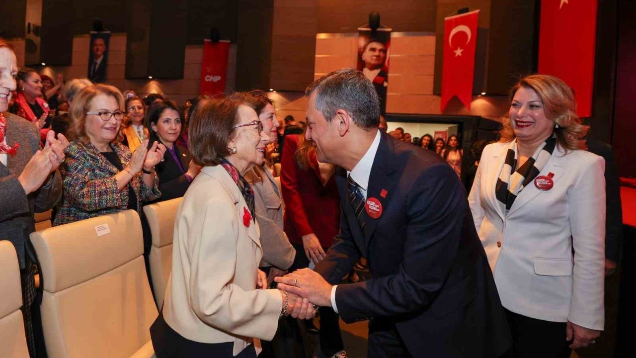CHP lideri Özel: "Cumhurbaşkanı adayımızı 1 milyon 700 bin üyemizin sandık başına koşacağı bir hareketle seçeceğiz"