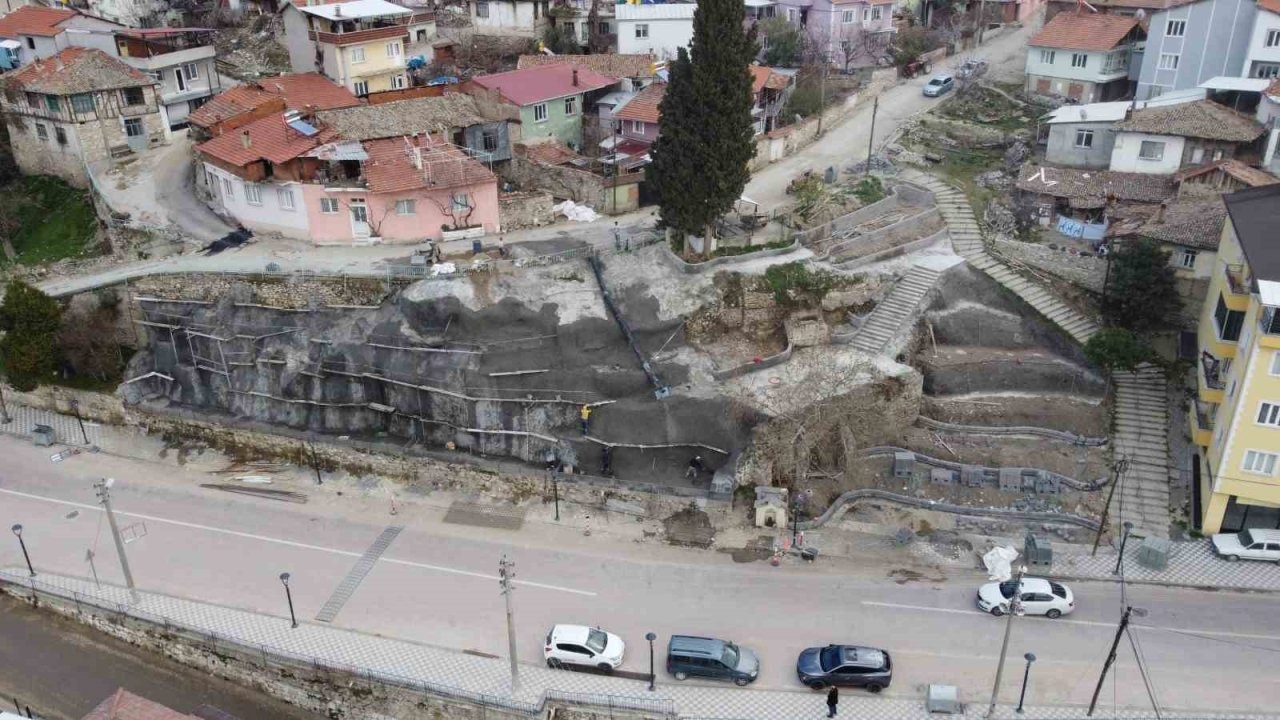 Demirci’de görüntü kirliliği oluşturan alana şelale yapılıyor
