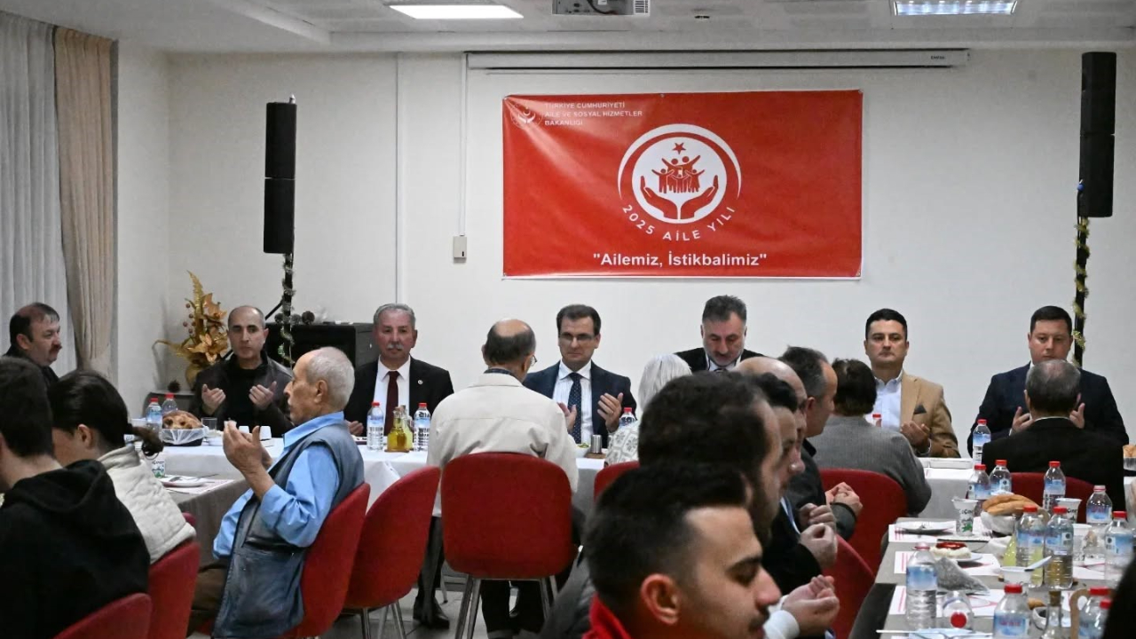 Salihli protokolü, huzurevi sakinleriyle iftar yaptı