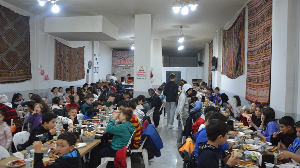 Demirci'de çocuklara özel iftar programı düzenlendi