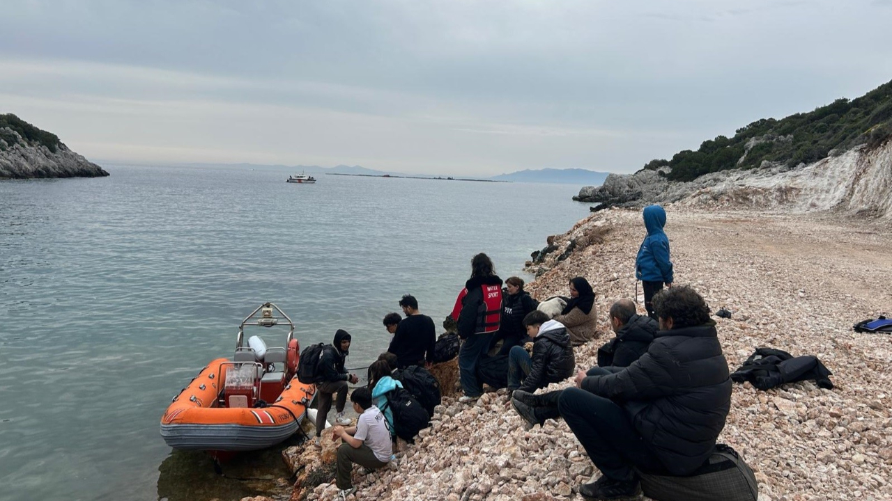 İzmir’de 24 göçmen ve 1 göçmen kaçakçısı yakalandı