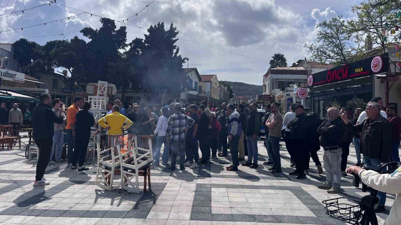 Belediye başkanını protesto eden esnaf, masa ve sandalye yaktı