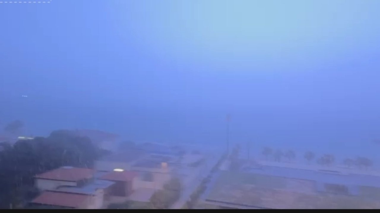 Çeşme’de şimşekler geceyi aydınlattı