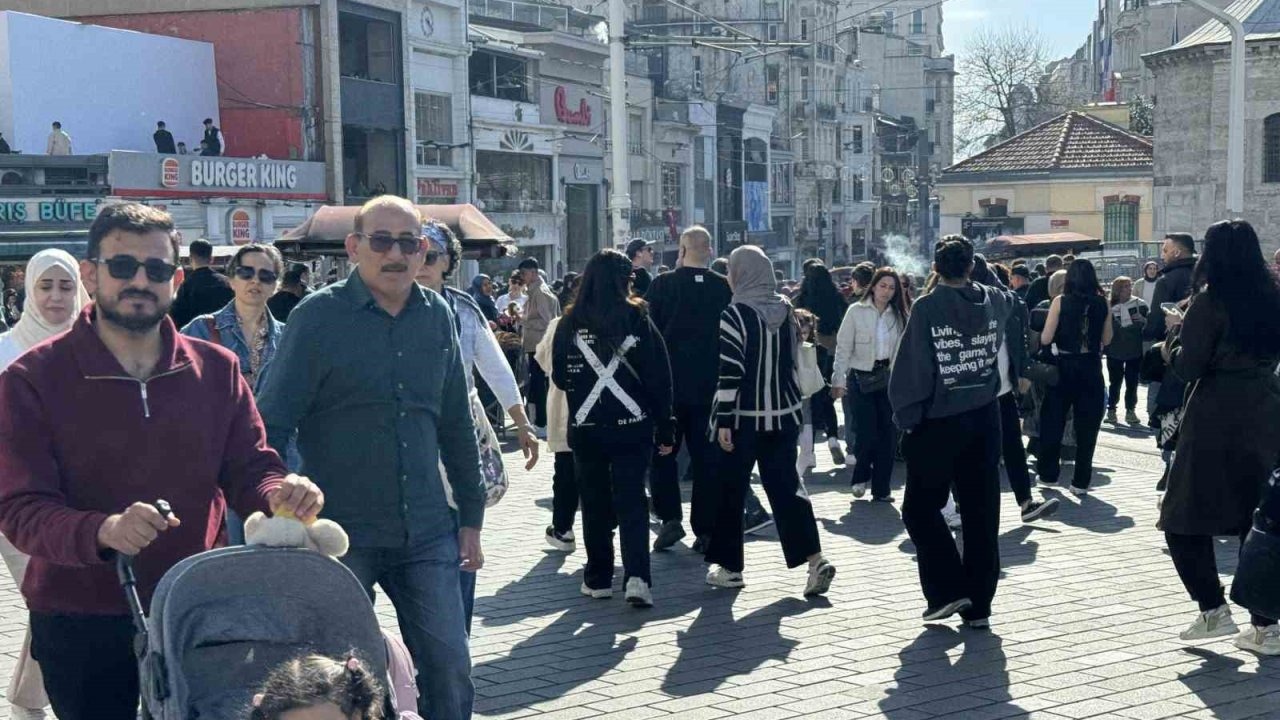 Taksim ve İstiklal Caddesi’nde bayram yoğunluğu