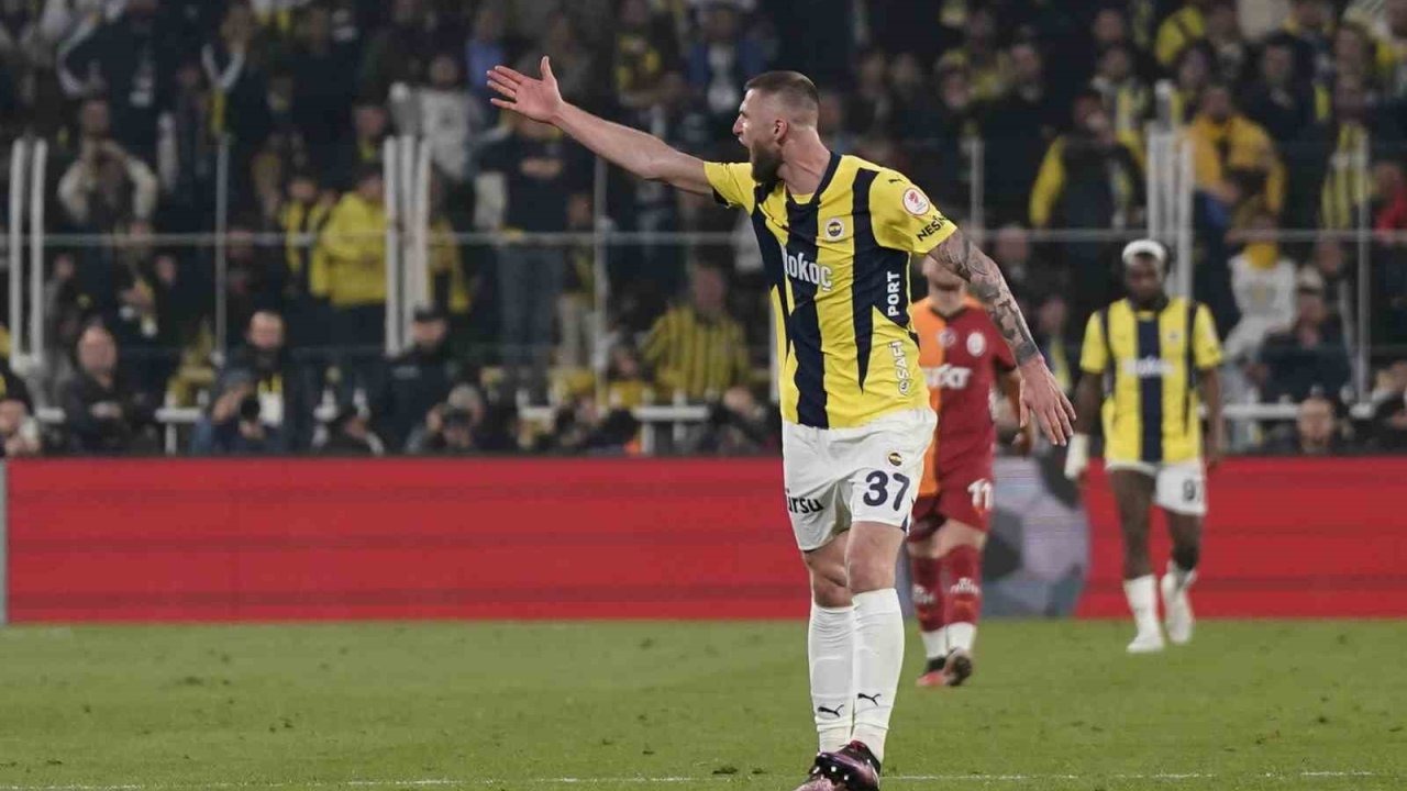 Fenerbahçe, bu sezonki 4. derbisini de kazanamadı (2-1)