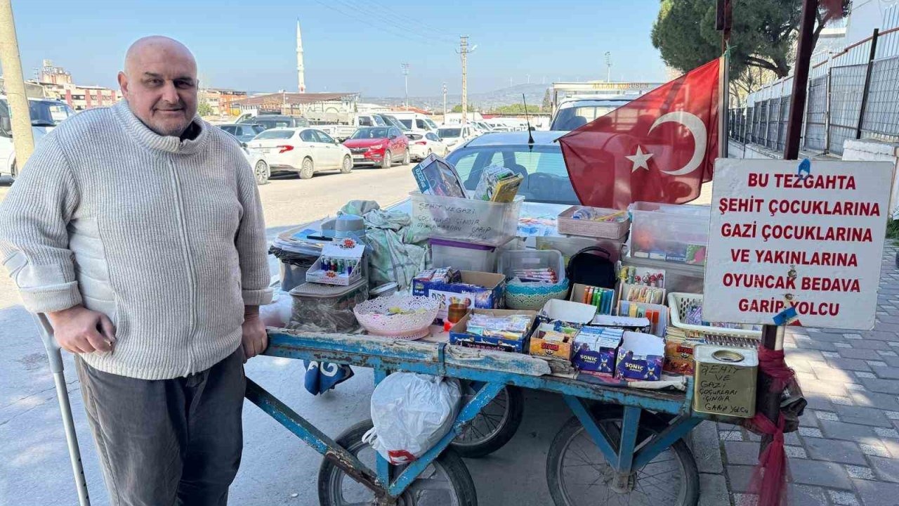 8 yıldır bedava oyuncak dağıtıyor