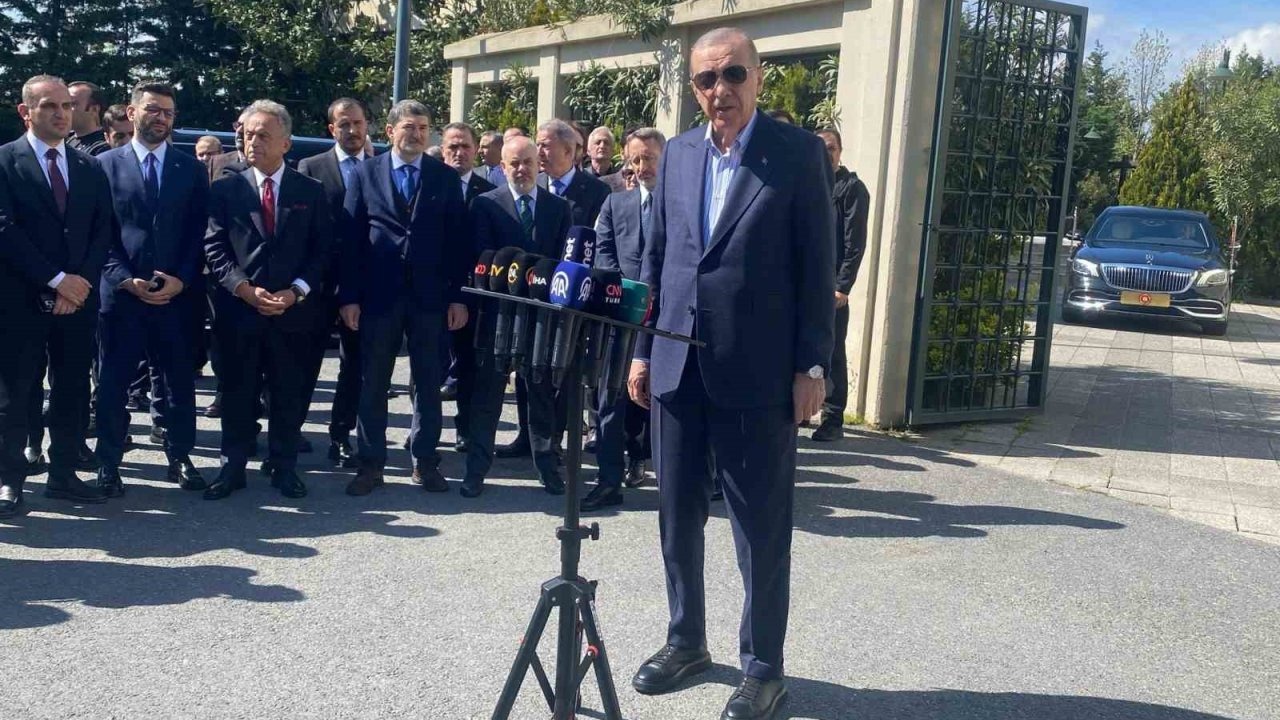 Cumhurbaşkanı Erdoğan, "Türkiye dipdiri ayaktadır, dipdiri gündemi elinde tutmaktadır"