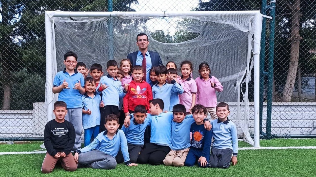Okullarına kavuşan öğrencilerin yüzü gülüyor