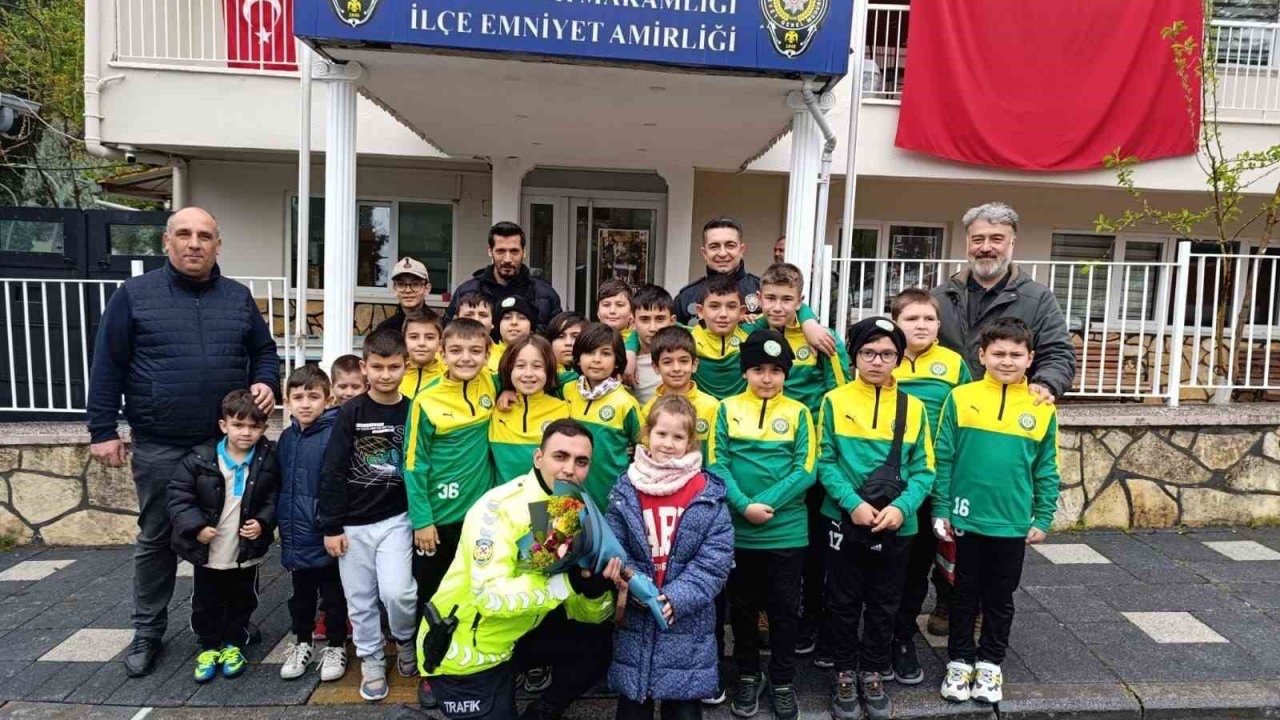 Gördesli minik futbolculardan emniyete ziyaret