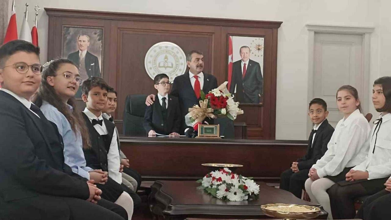 Bakan Tekin, 23 Nisan’da koltuğunu 6’ncı sınıf öğrencisi Ata’ya devretti