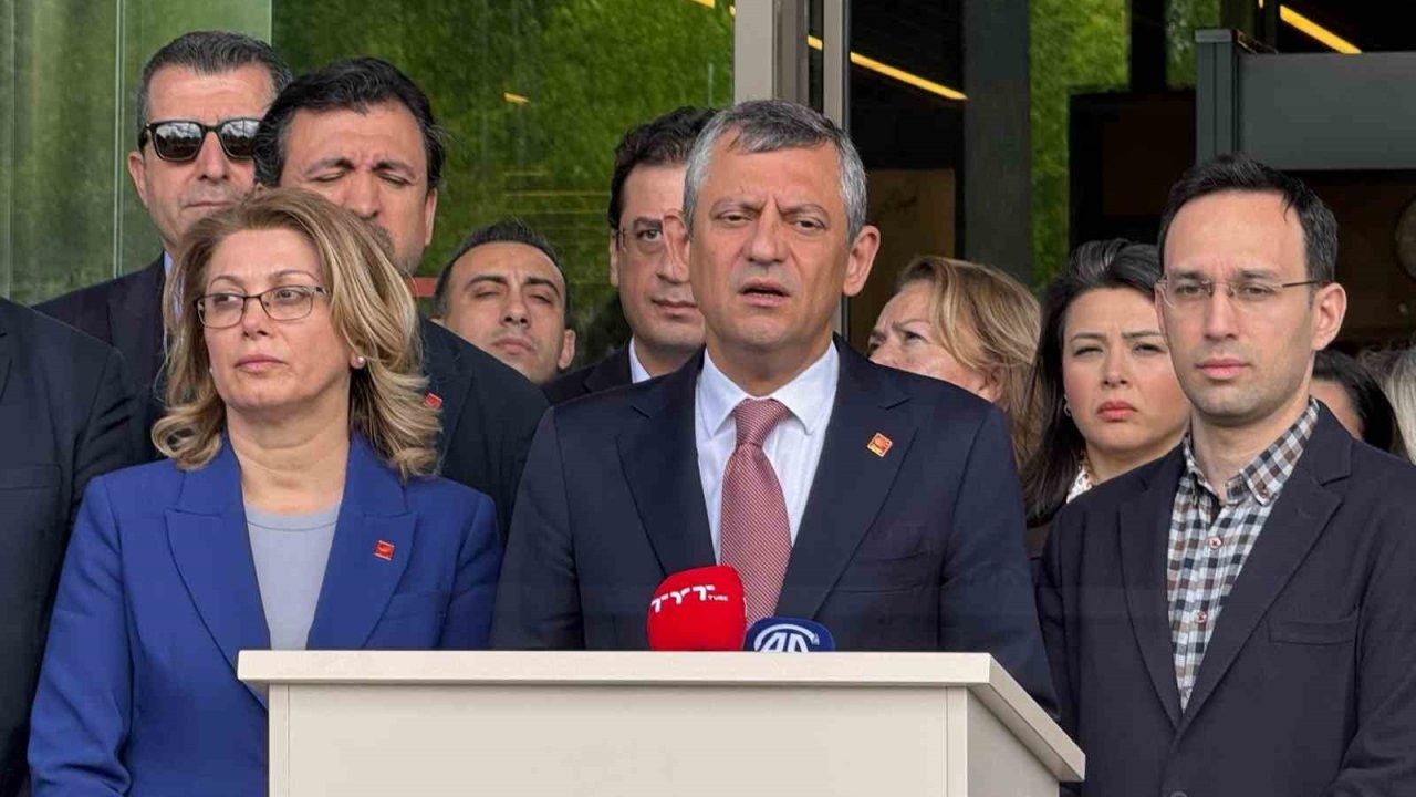 CHP Genel Başkanı Özel, Sırrı Süreyya Önder’i hastanede ziyaret etti