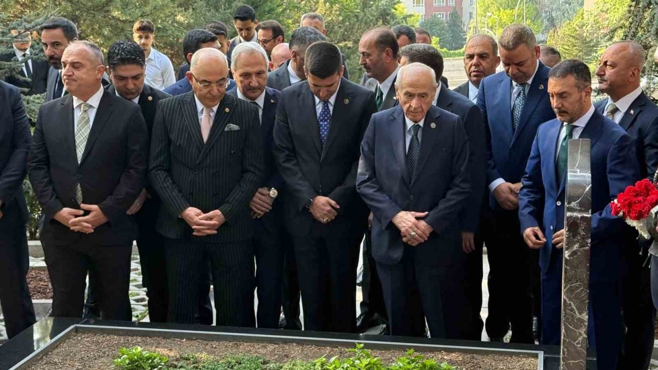 MHP Genel Başkanı Bahçeli, Alparslan Türkeş’in kabrini ziyaret etti