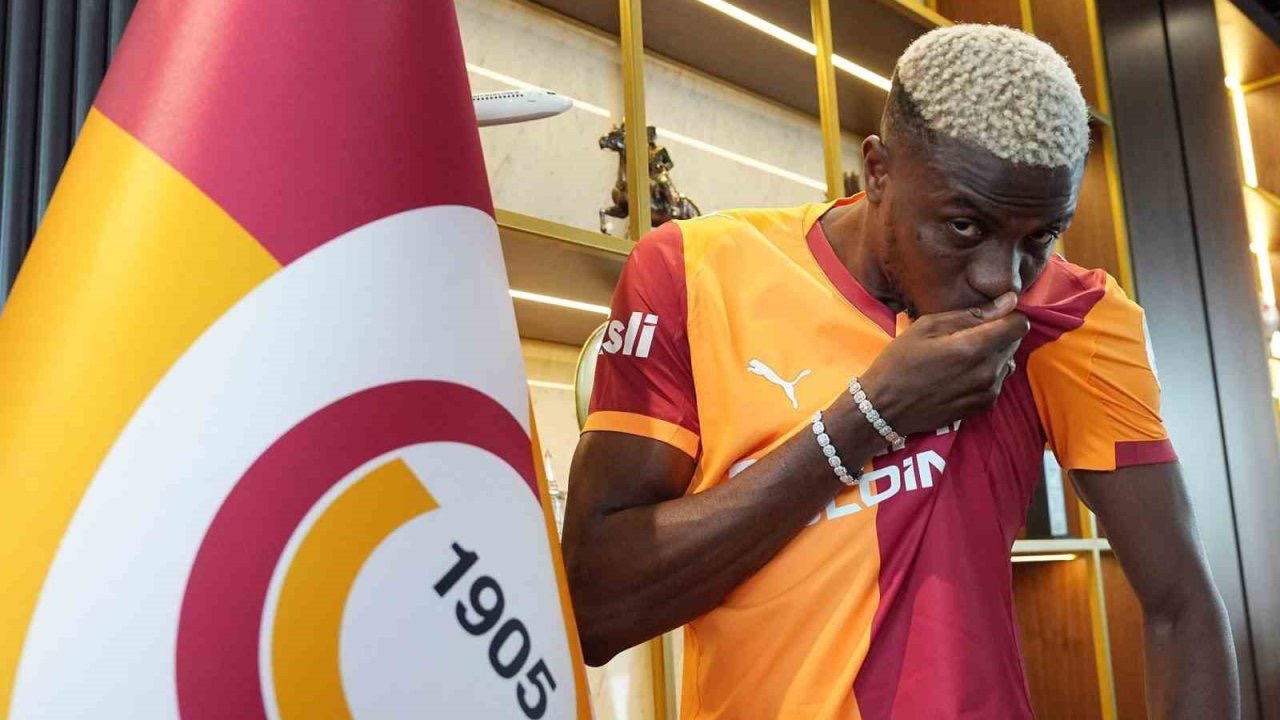 Victor Osimhen: "Çok daha büyük başarılara imza atacağımıza inanıyorum"