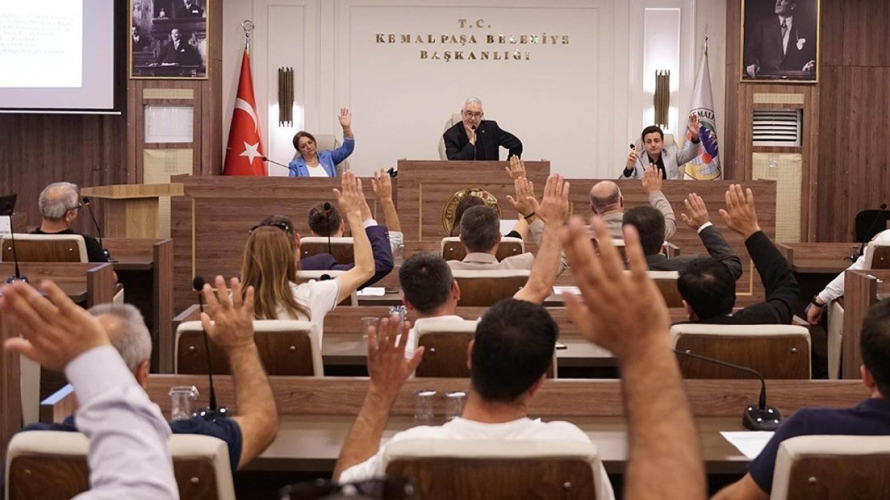 İzmir’de CHP’li Başkan ve meclis üyeleri ile AK Partili meclis üyesi arasında gerginlik