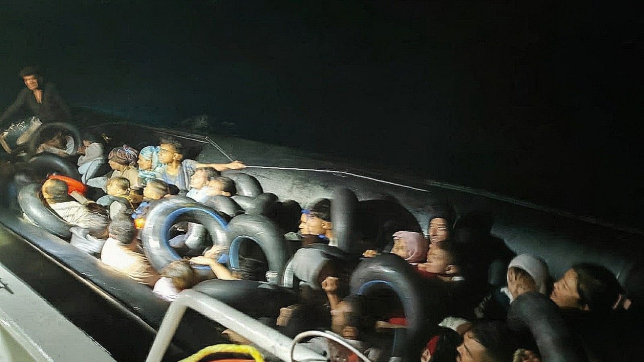 İzmir’de 43 kaçak göçmen yakalandı, sürüklenen lastik bottaki 19 göçmen de kurtarıldı