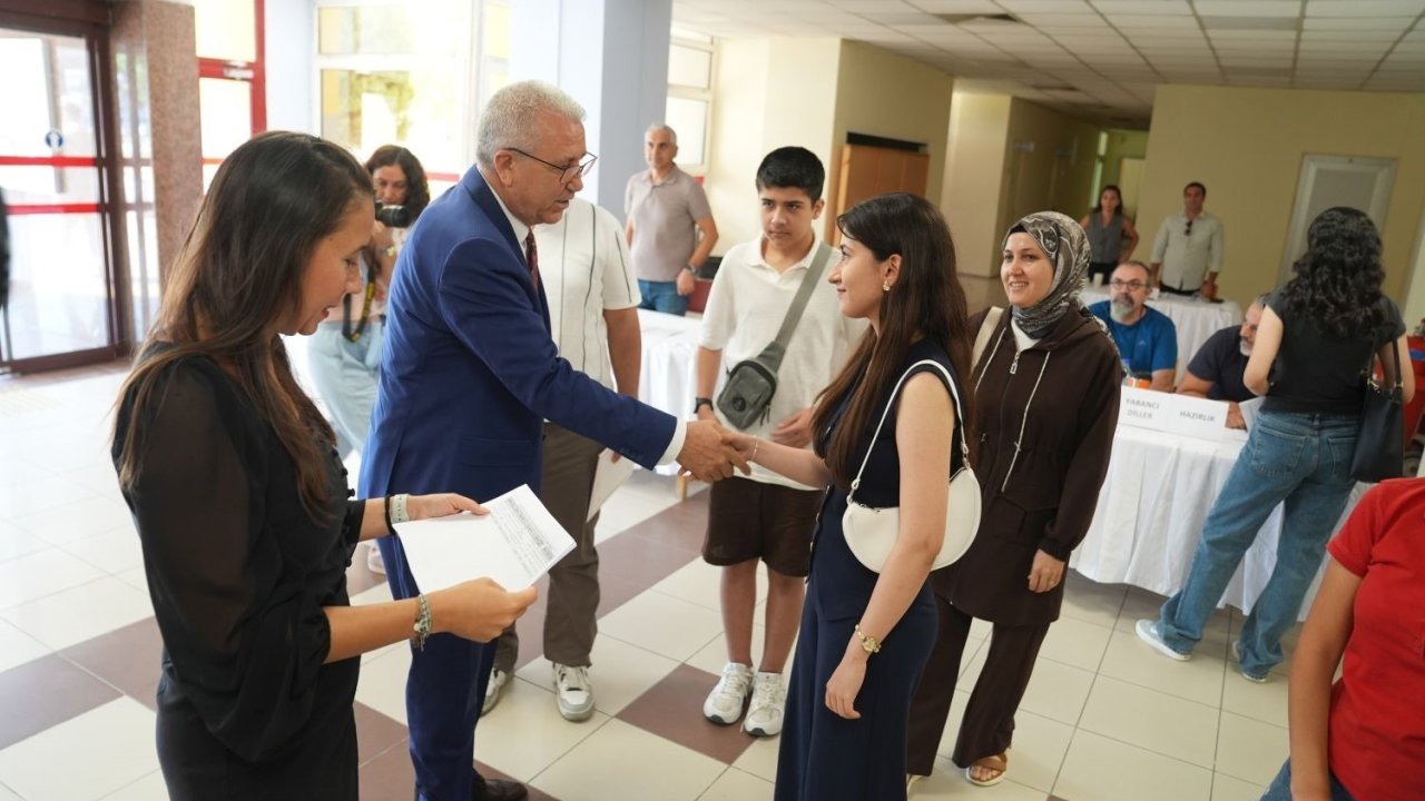 EÜ Rektörü Prof. Dr. Budak, yeni öğrencilerinin kayıt heyecanına ortak oldu