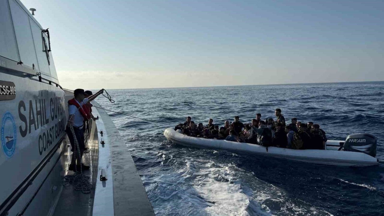 Ege'de 28 düzensiz göçmen ve 1 göçmen kaçakçısı yakalandı