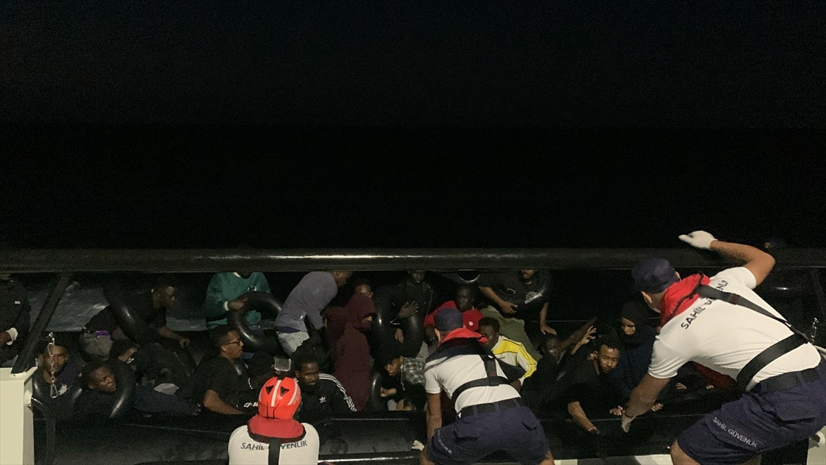 İzmir açıklarında 75 düzensiz göçmen yakalandı