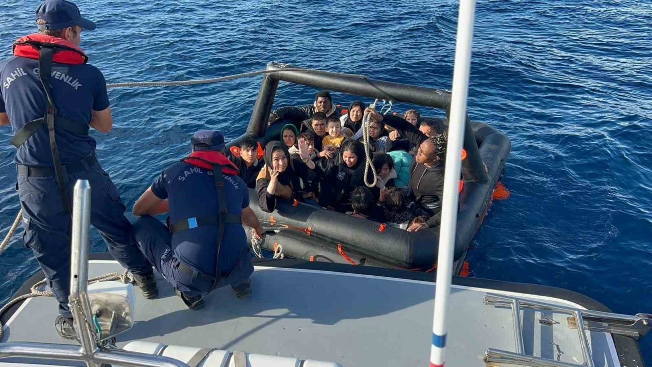 İzmir açıklarında can pazarı: 85 düzensiz göçmen kurtarıldı, 73 göçmen yakalandı!
