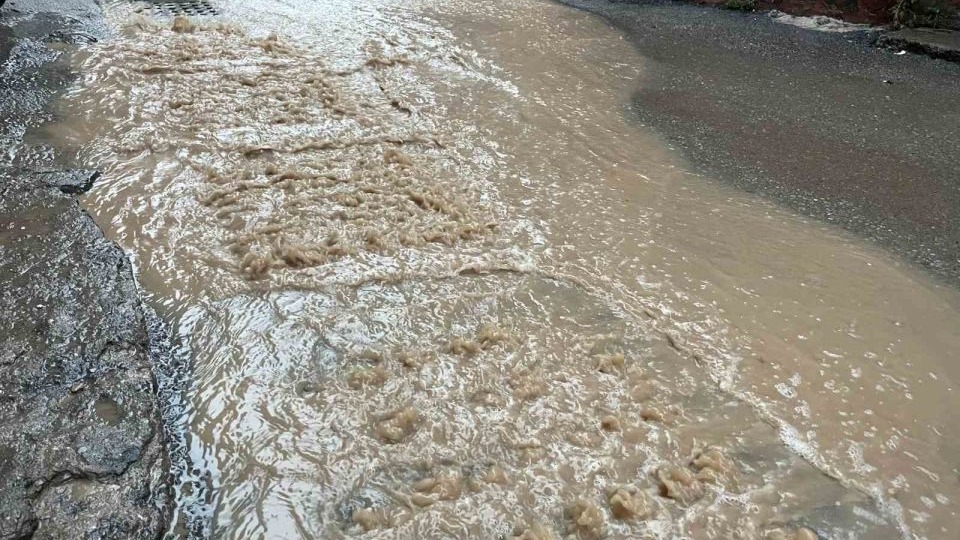 İzmir'de şiddetli yağış etkisini gösterdi, taşkınlara sebep oldu!