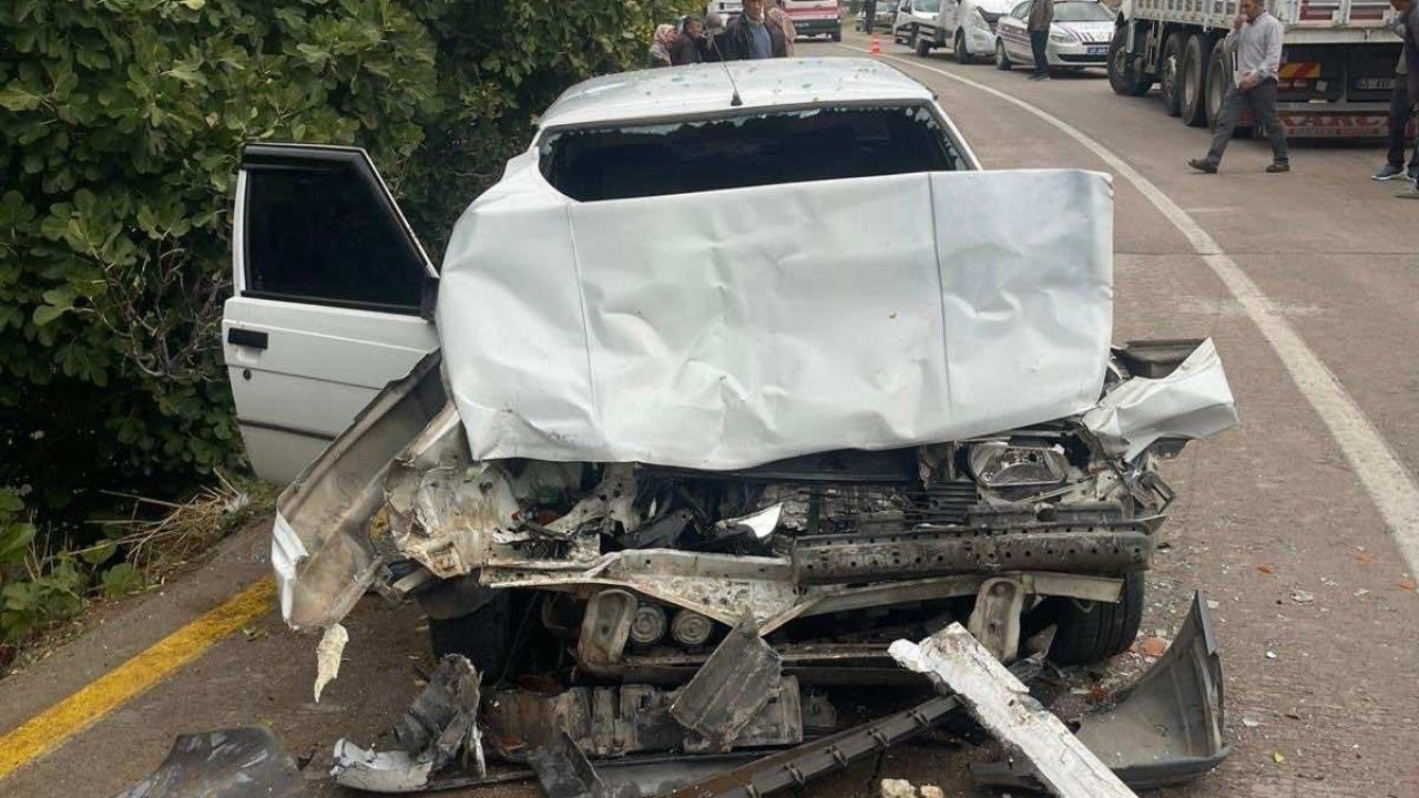 Manisa'da iki araç kafa kafaya çarpıştı: 4 yaralı!