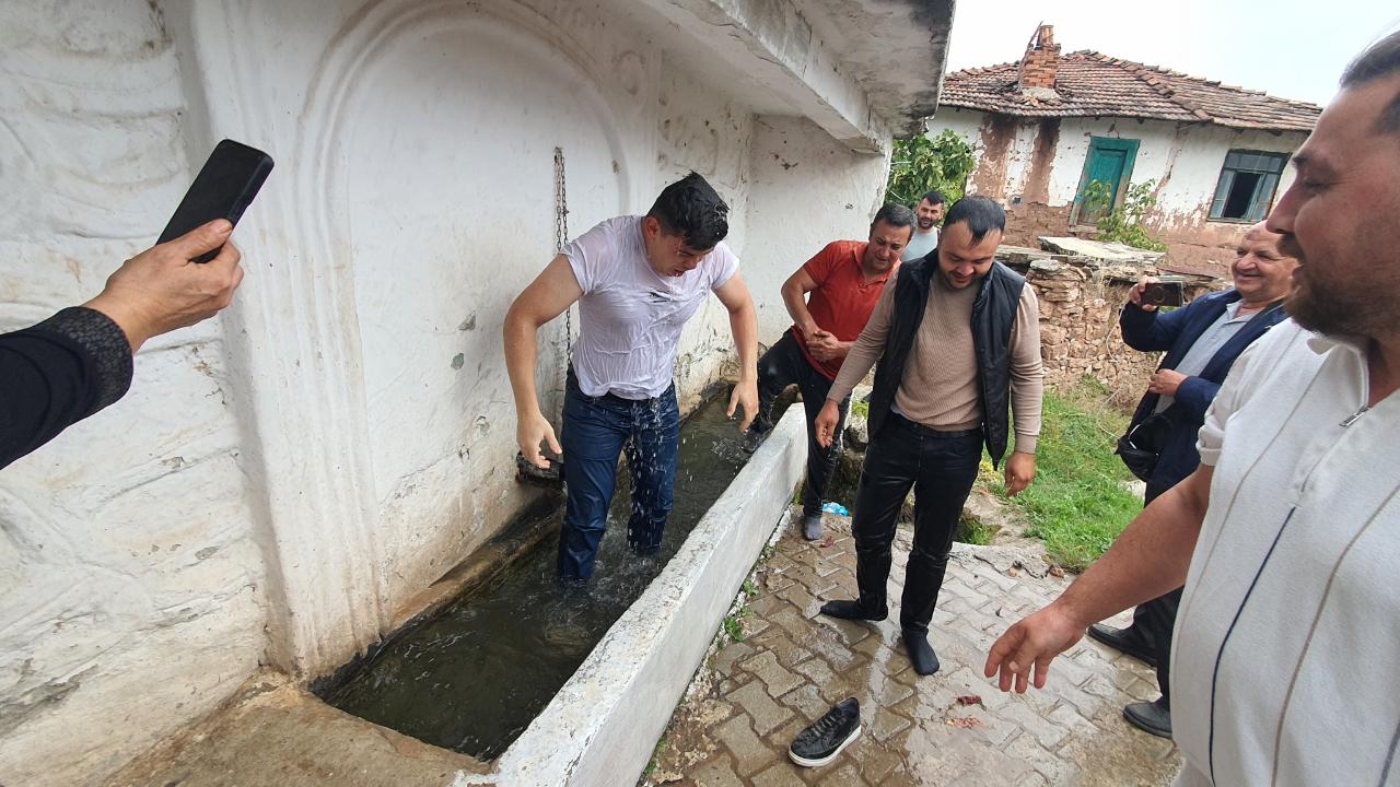 Manisa'da renkli görüntüler: Düğüne geç kalanları yalağa attılar!