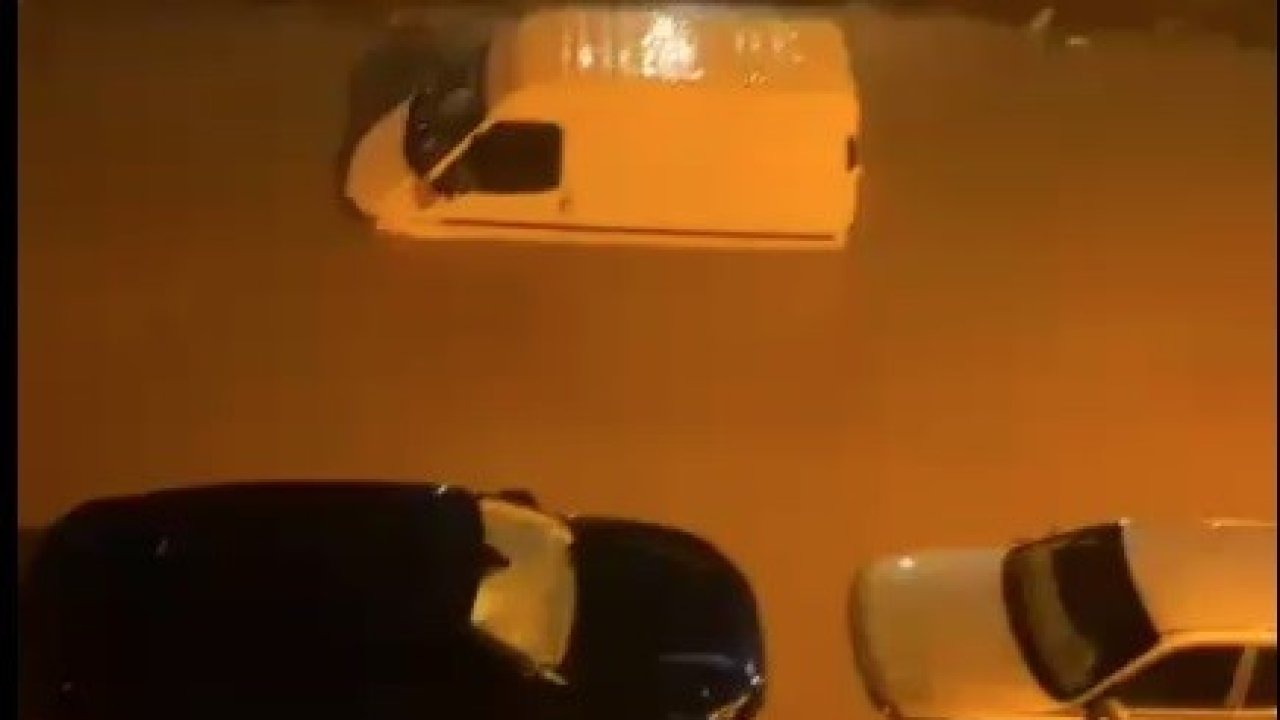 Sağanak Bergama’yı vurdu, sokaklar göle döndü