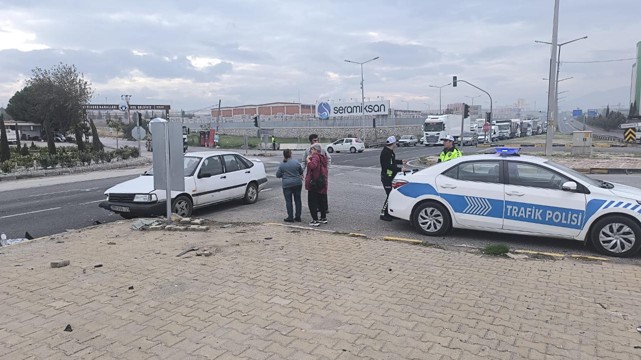 Turgutlu’da Çepnidere Kavşağı’nda Kaza: 2 Yaralı