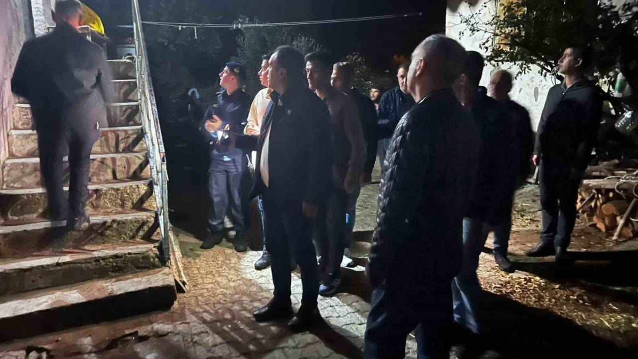 Vali Özkan, deprem sonrası ilçede incelemelerde bulundu